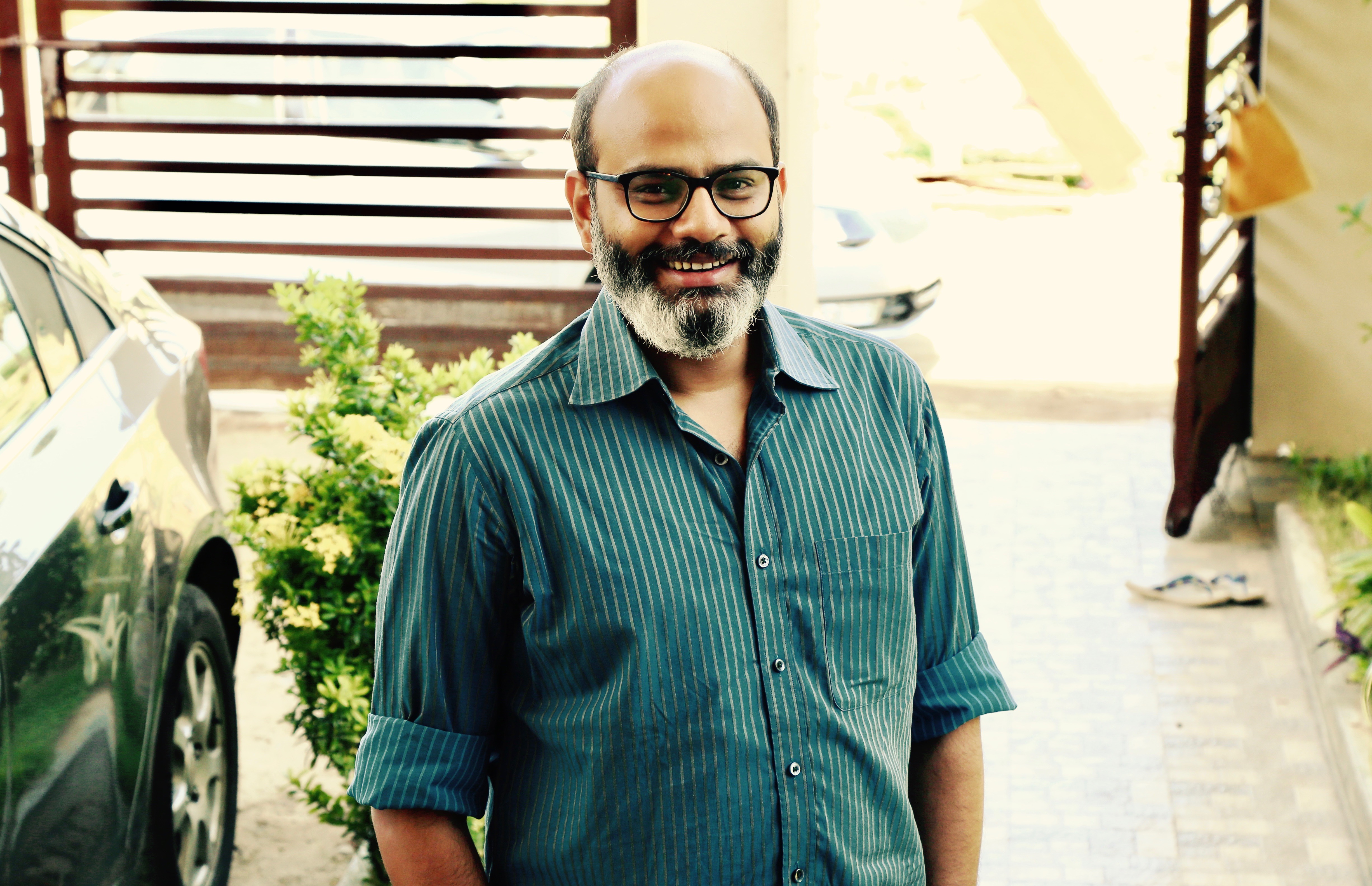 Bodhai Yeri Buddhi Maari Director
