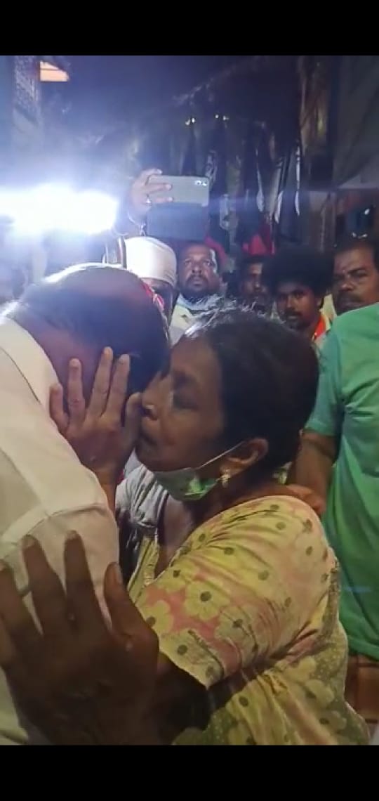 Lady Kissing Min